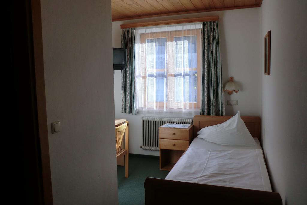 Hotel Weisses Roessl Werfen Habitación foto